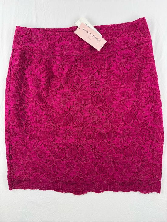 Banana Republic Dresses & Skirts - Banana Republic Fuchsia Fully Lined Floral Lace Mini Skirt